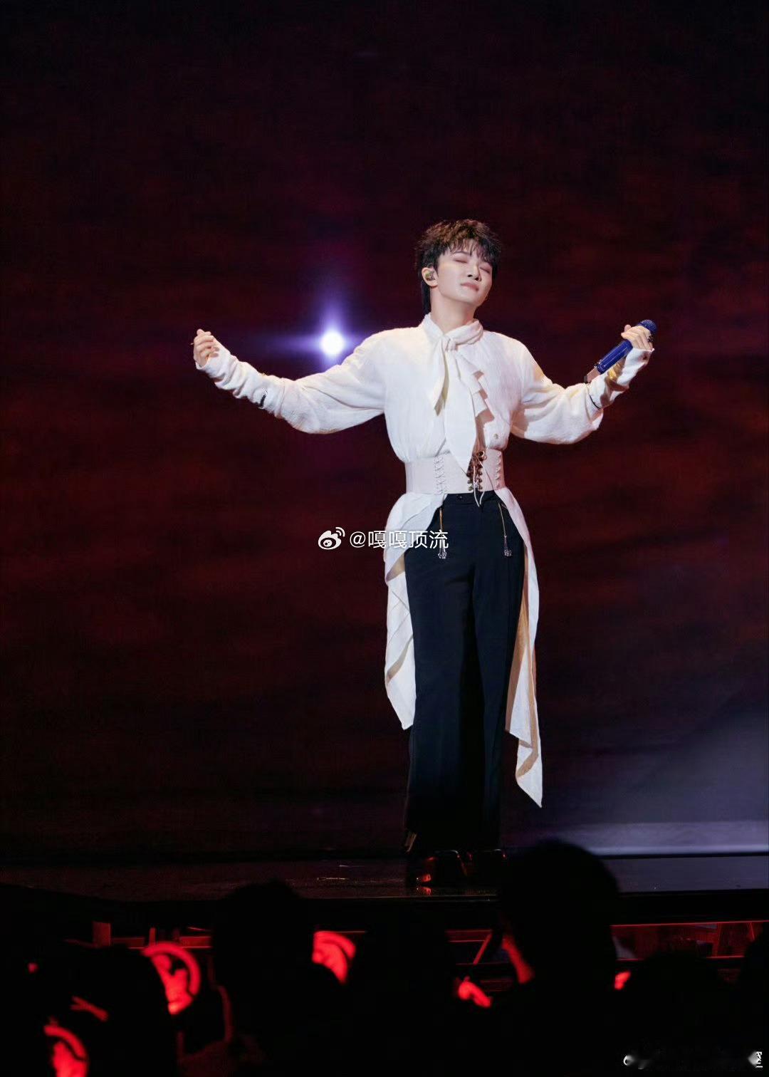 周深白色束腰在音乐的舞台上，周深向来是那个用实力与魅力征服众人的存在。而当他