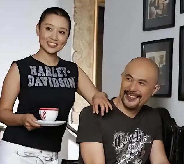 1994年，饰演“鳌拜”的徐锦江到云南拍戏，路过机场的时候，他看到一队女兵，其中