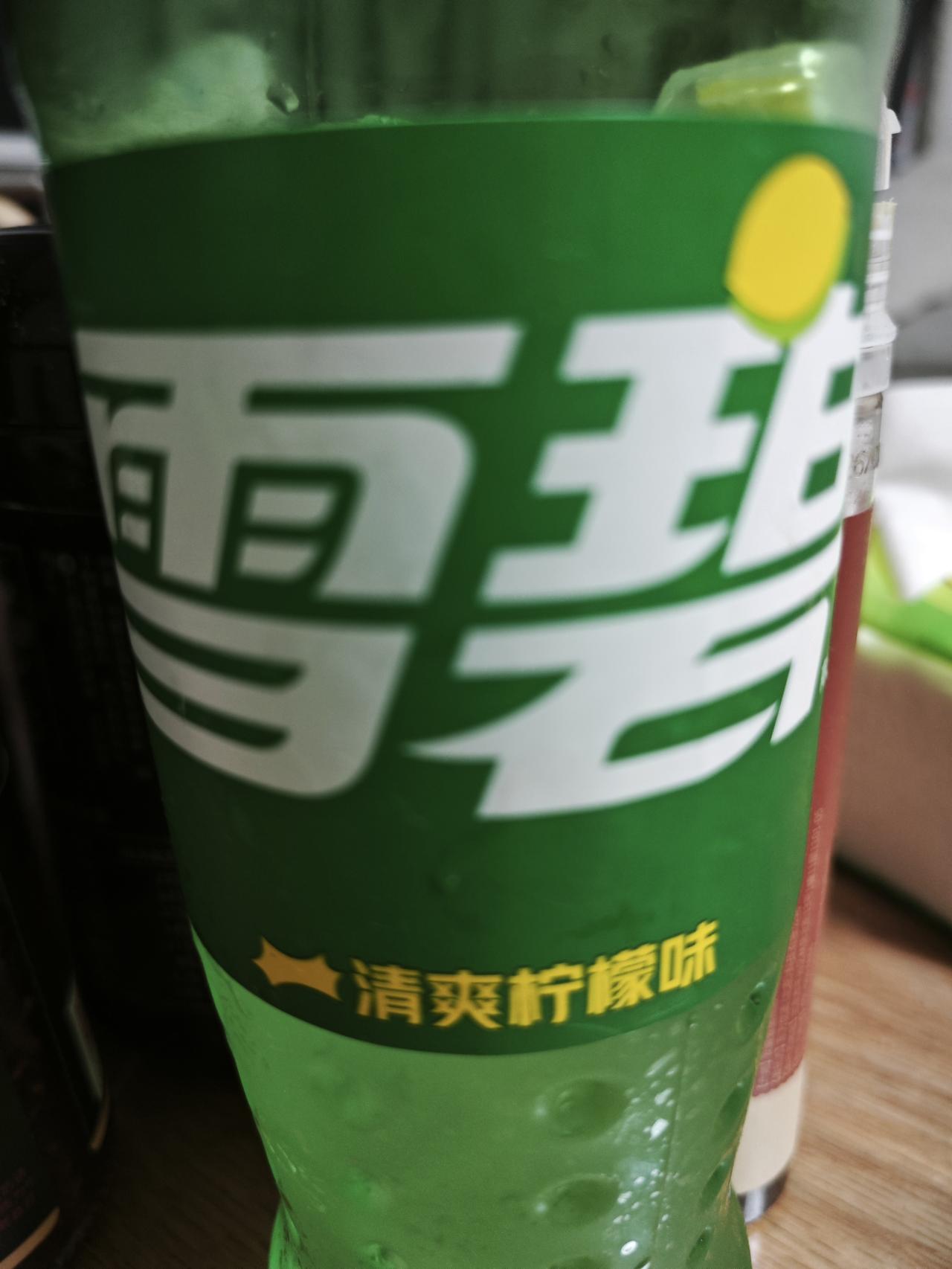 孩子的问题总是问的你猝不及防！中午和他去吃饭，征得我的同意后他拿了瓶雪碧。