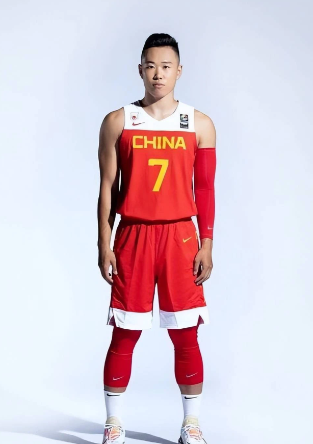 中国男篮现役后卫线实力排名，贺希宁第一、赵睿第二、程帅澎第三、徐杰依然在前十之内