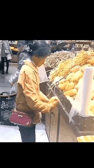 超市里买香蕉，咔嚓一声，把香蕉把儿给掰了。露出白花花的果肉，直接扔袋子里去称。