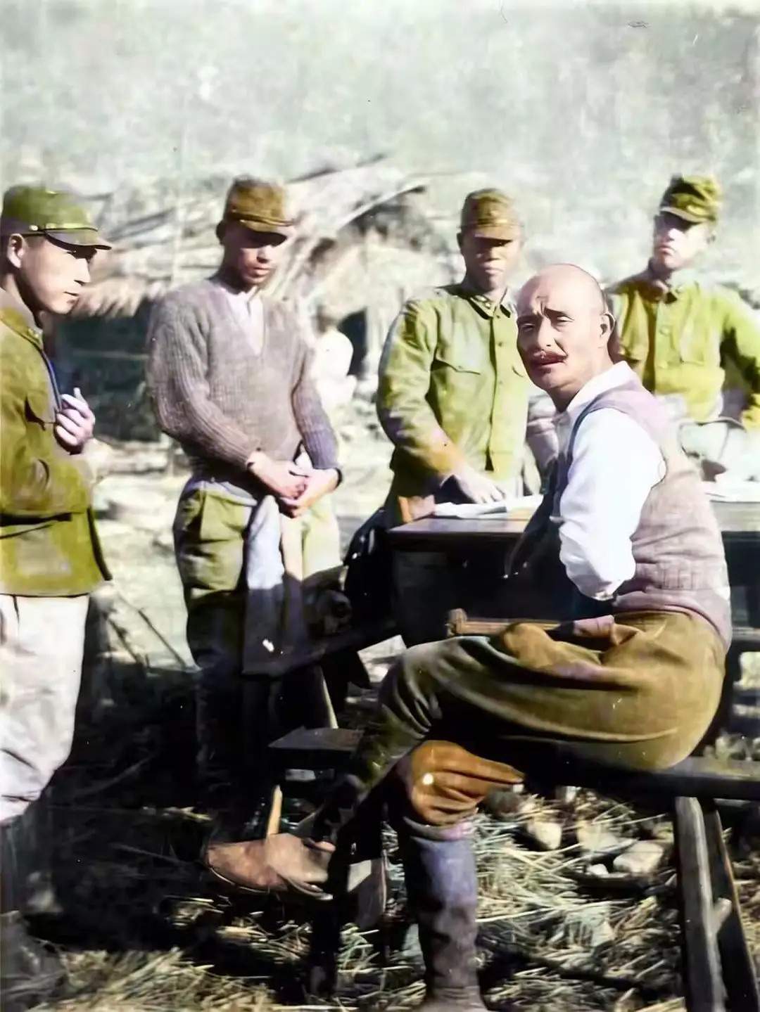 1939年，苏联援华飞行员被日军俘获后，丝毫没有慌张悠闲的坐在凳上