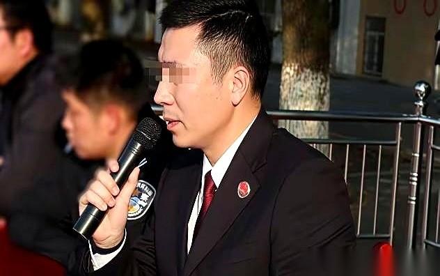 把情妇大摇大摆领回家，当着老婆和俩孩子的面同桌吃饭、同屋睡觉。这男人狂不狂？
