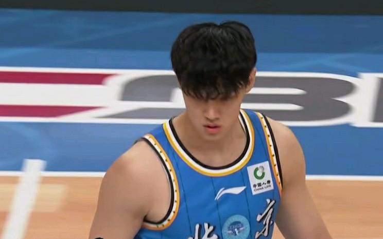 曾凡博首秀太惊艳了！！！万万没想到：nba摸不到球的曾凡博，居然在CBA大杀