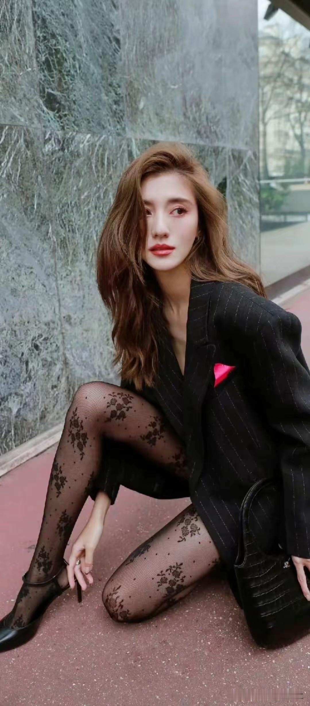 吴千语，港风美女，肤白貌美大长腿，偏爱各种丝袜，尤其是黑丝，更加突显好身材性
