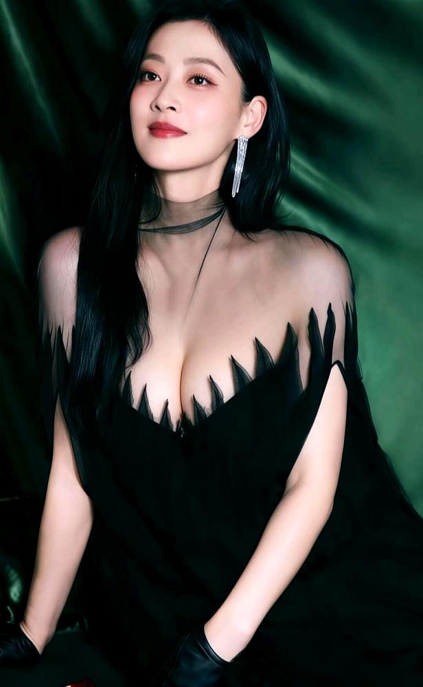 都以为梅婷撕掉温婉标签要搞事情，我告诉你，你们全被那几张深V照片骗了。那组