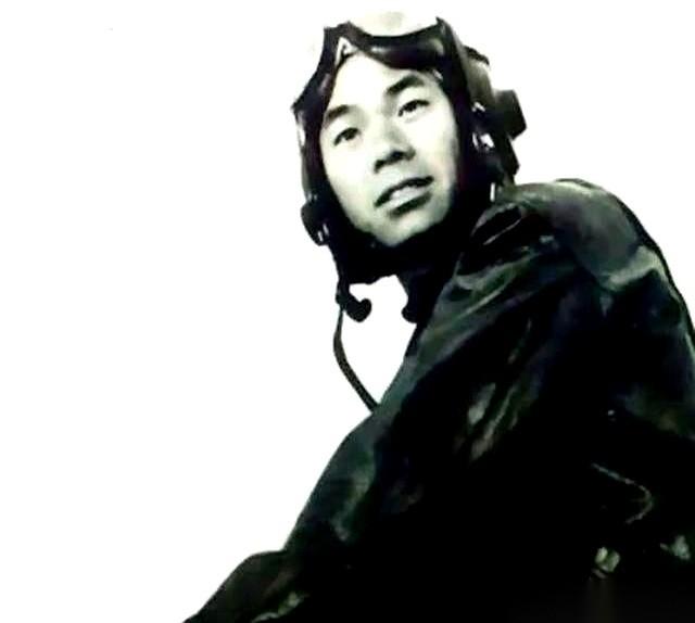 按下按钮，没反应。再按，还是没反应。万米高空，杨国祥的脑子估计嗡的一下就炸了