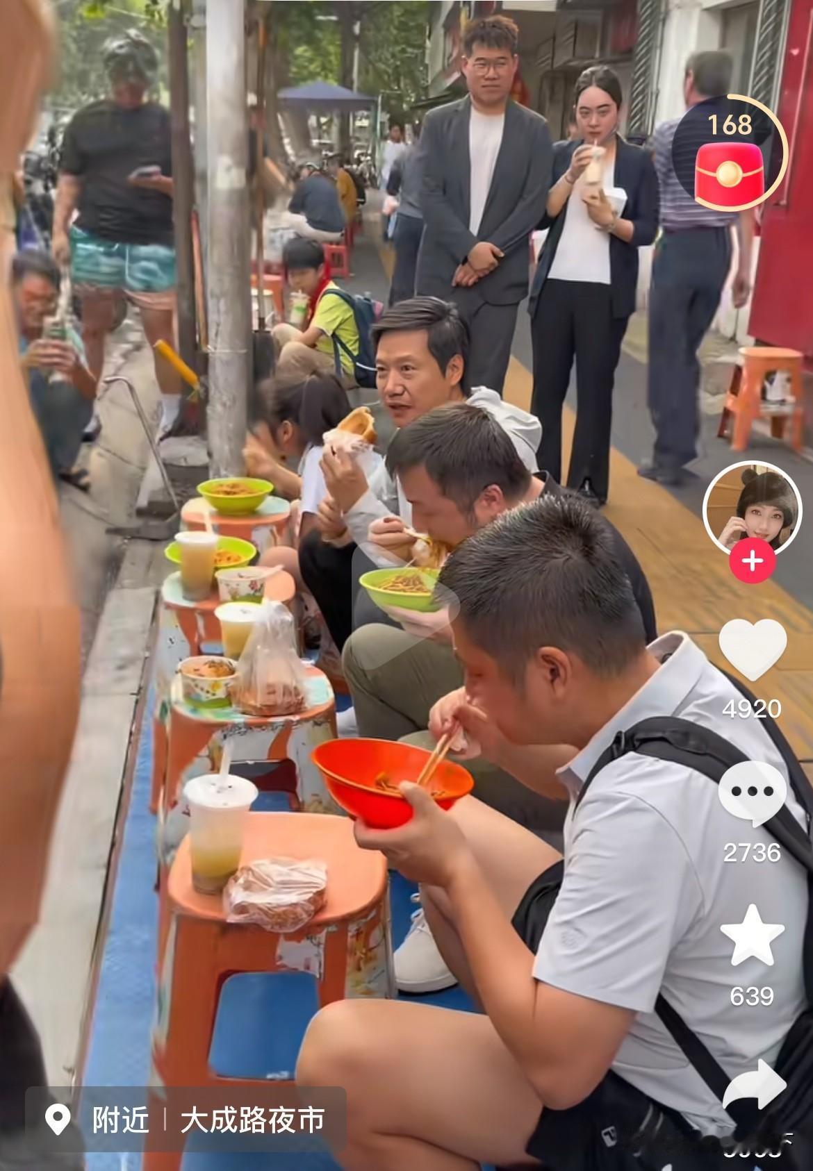 这不是雷军么？他，居然在武汉大成路路边吃热干面？说实话，我当场就懵圈了。还