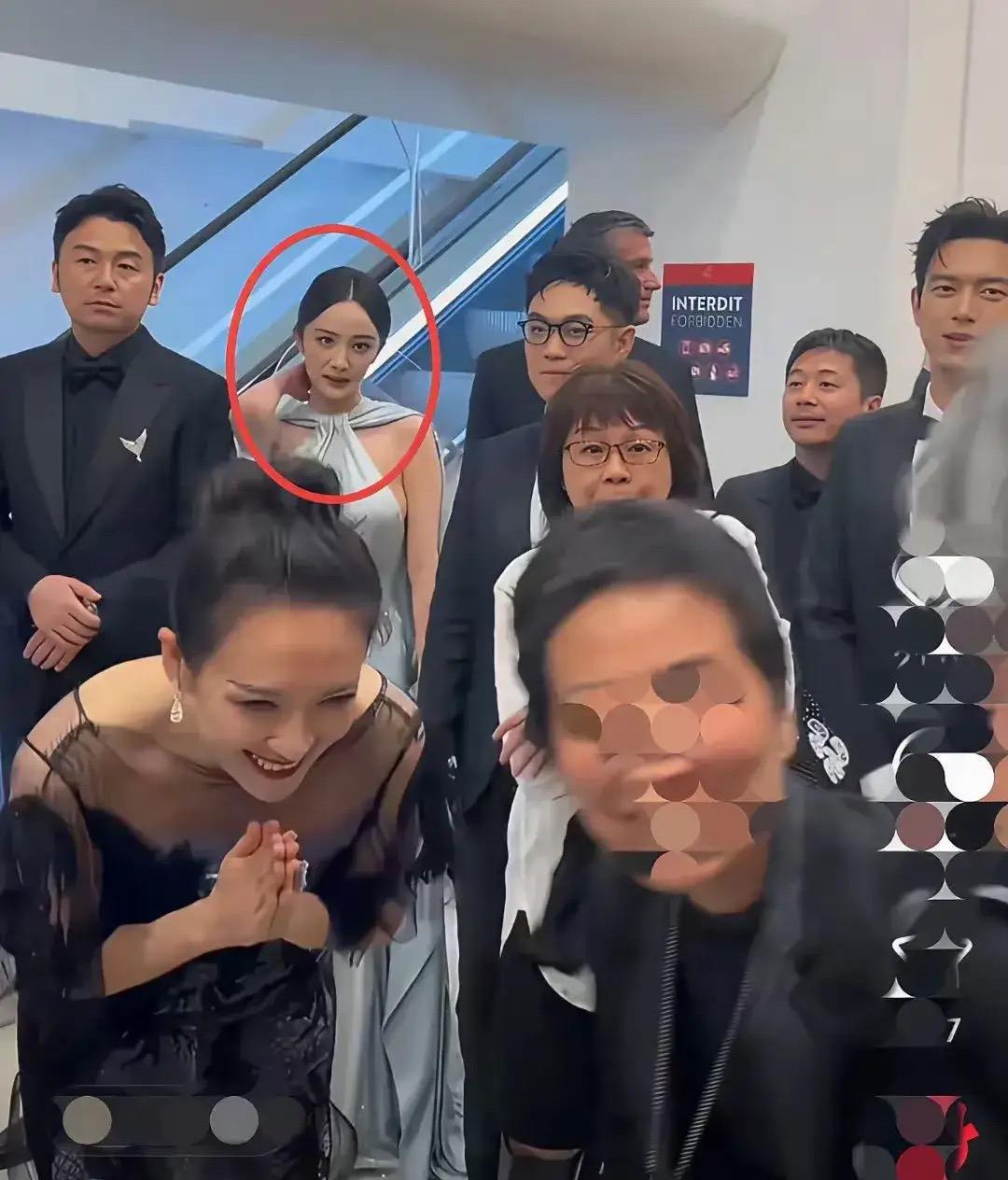 杨幂应该是全网最尴尬的人了吧！不是因为自己不够美，也不是因为章子怡比自己厉害