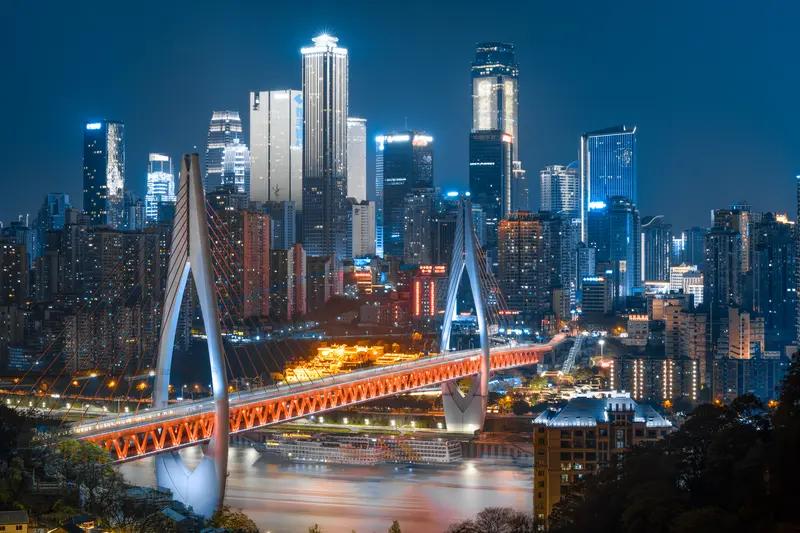 重庆与成都，还挺难选的。我都去过，更偏爱成都。成都节奏慢，路平，待着心里踏实，像