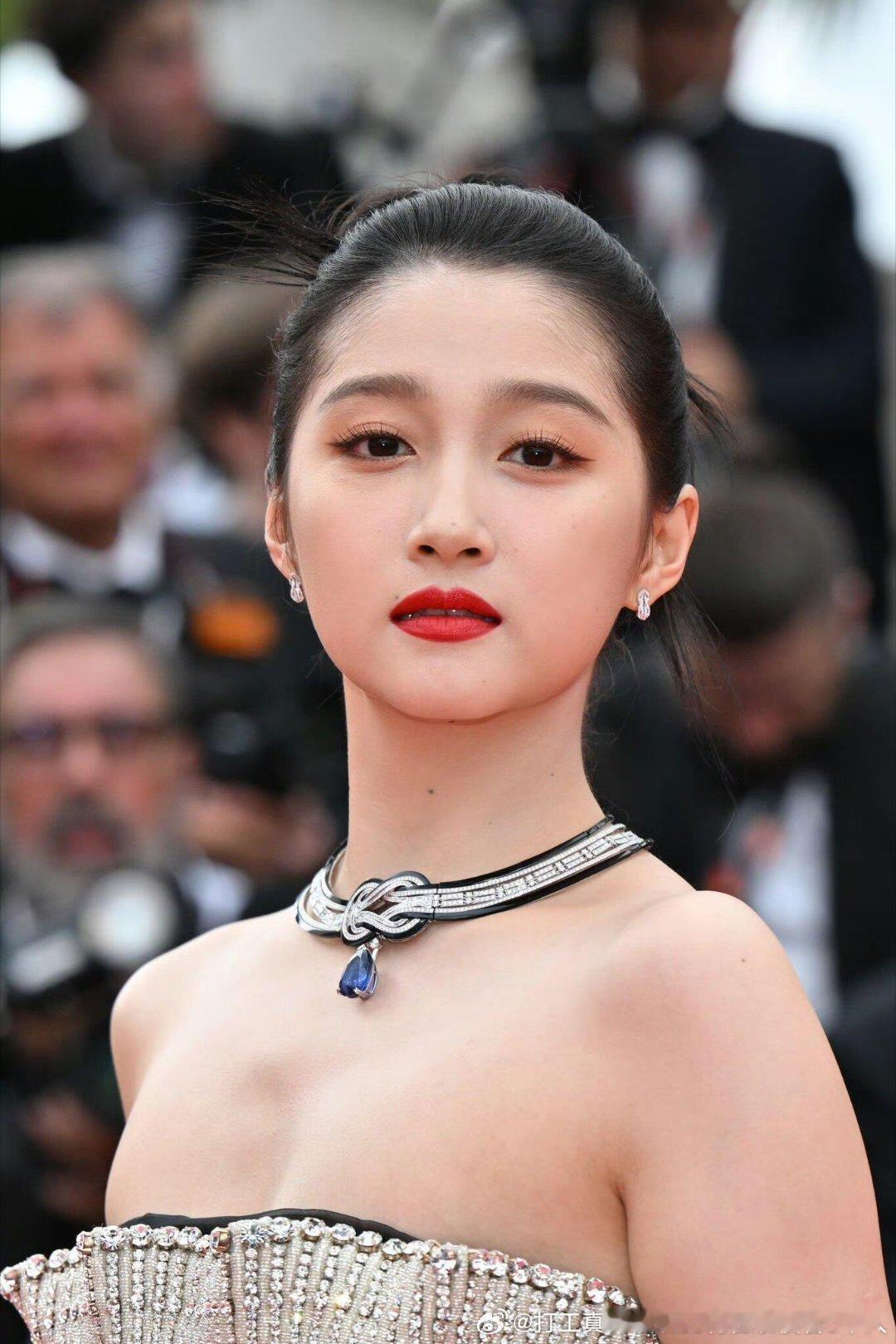 也这个裙子也没完全撑起来，这裙子腰设计很长，她穿着裙摆感觉没抻开就拖地，感觉17
