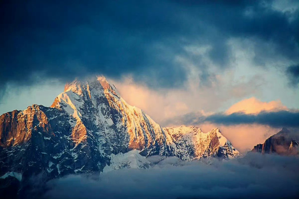四姑娘山，云海日出足以让你沉醉。