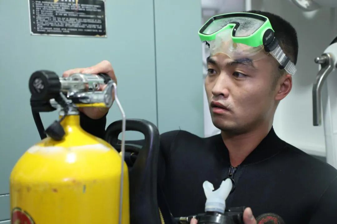 海军勇士何海阳护航归来勇救落水群众