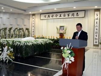 足球运动员王后军追悼会的镜头，这两张照片拍摄于2012年11月27日，地点是上海