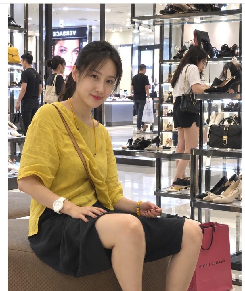 清新脱俗，气质型的女孩，一看就是会过日子的，也不知道会是多么幸福的男人能够娶到她