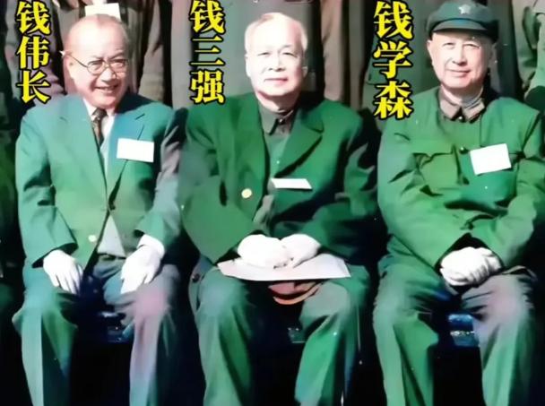 这是大名鼎鼎的“三钱”的一张珍贵合影。钱学森被誉为中国导弹之父，钱三强是中国原子