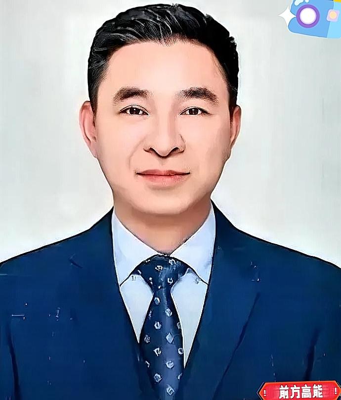 裴轶的瓜还没凉，她顶头上司的履历又被网友扒出大问号。网友顺藤摸瓜，摸到了裴轶的直