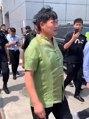 大衣哥朱之文出行越来越有气派了，身穿绿色中式短袖马褂出行的大衣哥，身后跟着好几个