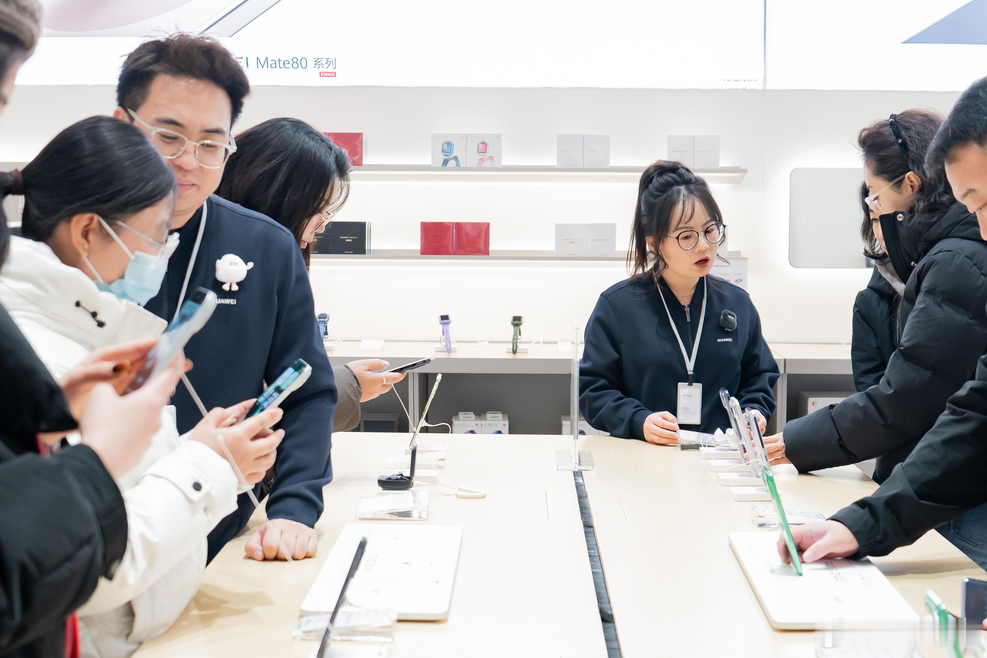 nova15系列开售人人我人人今天nova15系列开售了，一大早华为门店就热闹