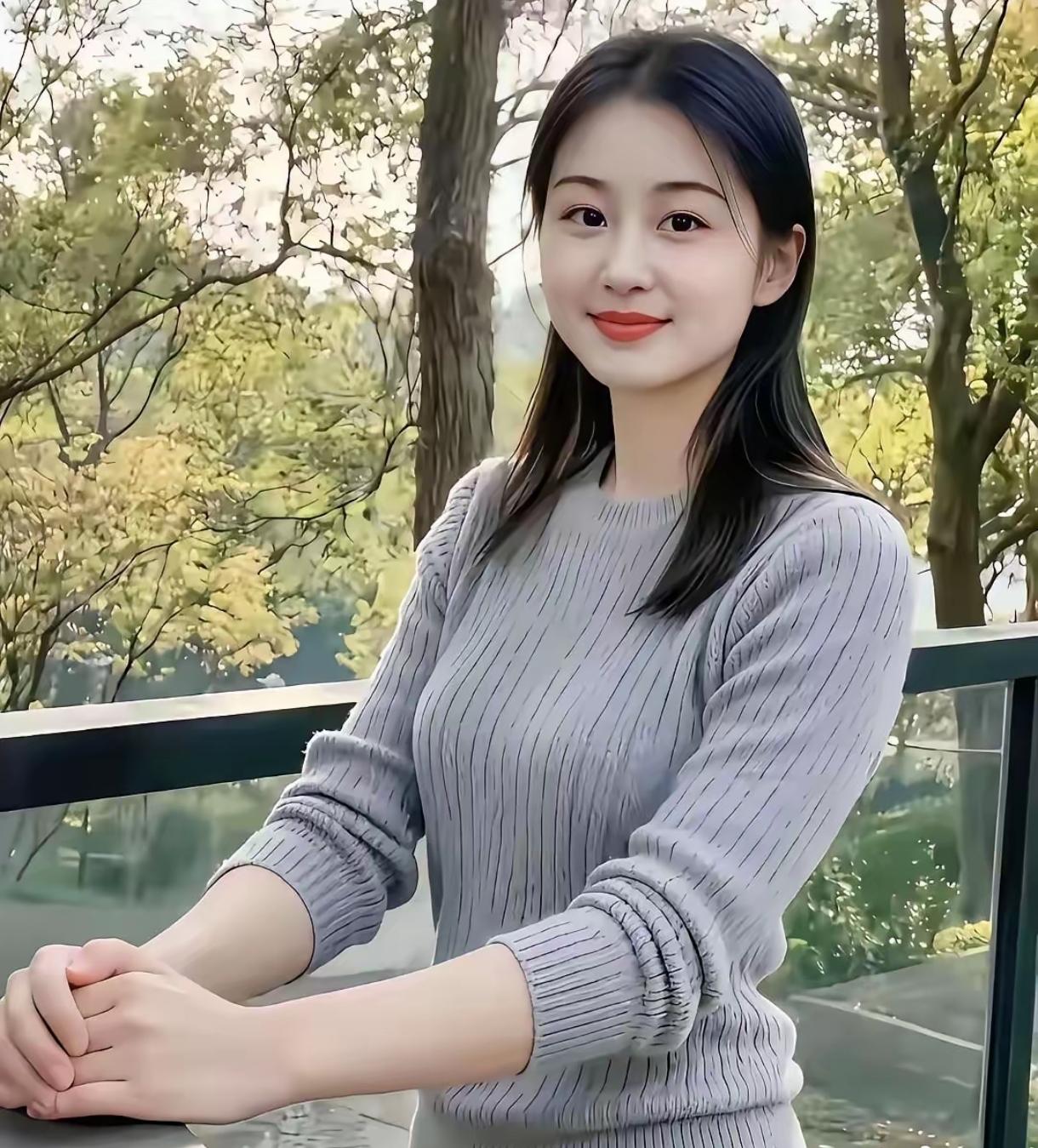 林间散散步，把春天“穿”身上站观景台上，风里全是草木香。我挑了件浅灰针织衫，细