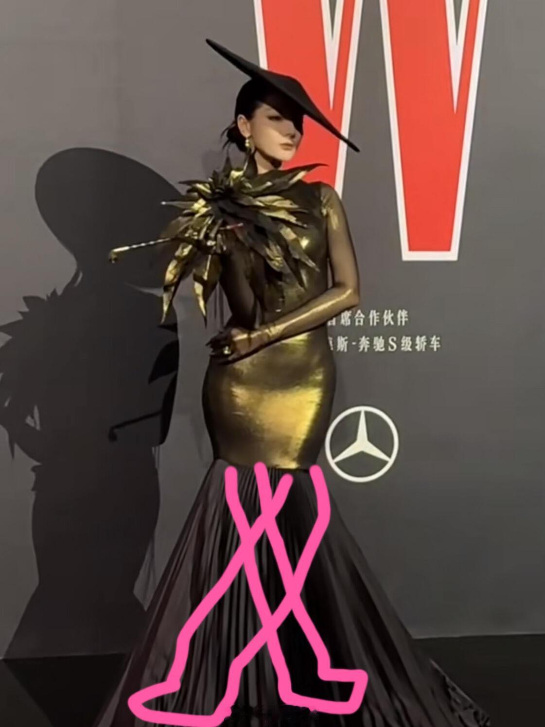 一般这种凸显曲线造型腿怎么放？​​​