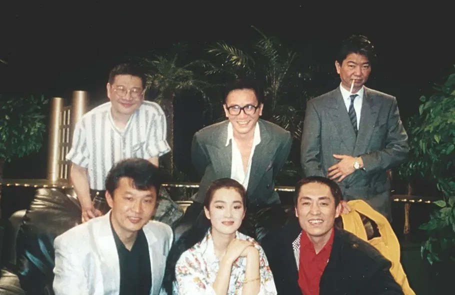 这是1990年张艺谋、巩俐、程小东三人参加《今夜不设防》节目，和蔡澜、黄霑、倪匡