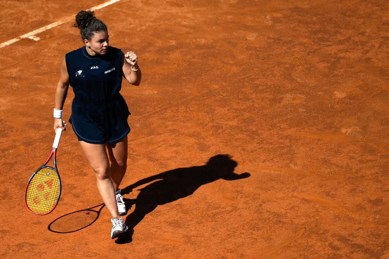 鲍里妮刷新罗马站最佳战绩WTA1000罗马站第三轮，6号种子鲍里妮以6-4