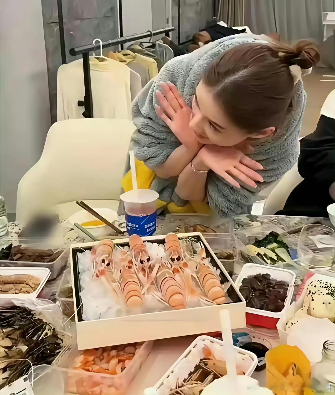 何超莲晒出的外卖，着实令人瞠目结舌。清蒸东星斑、黑松露龙虾意面，还搭配着限量版矿