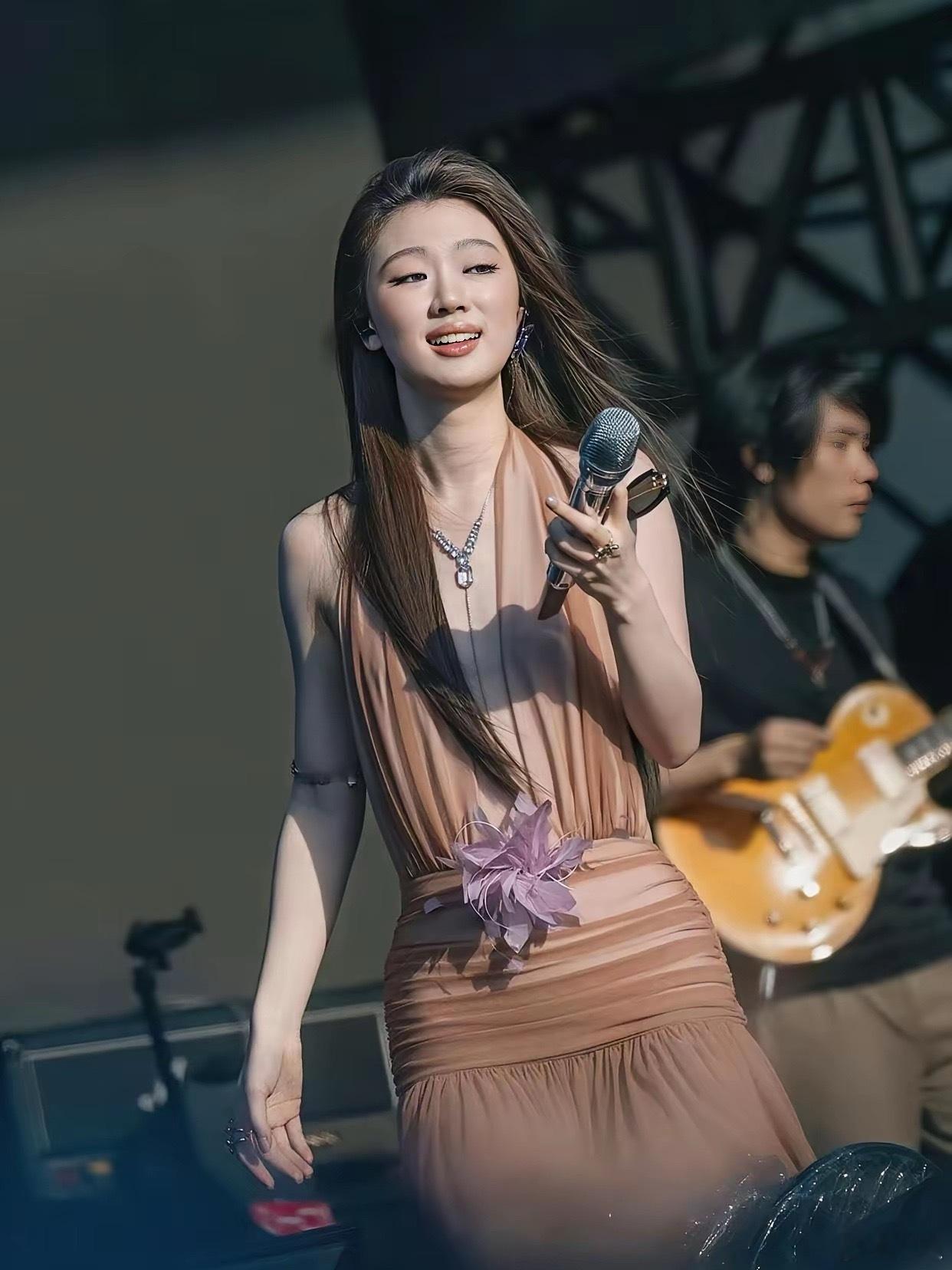 单依纯这唇形，不做唇模是不是可惜了？