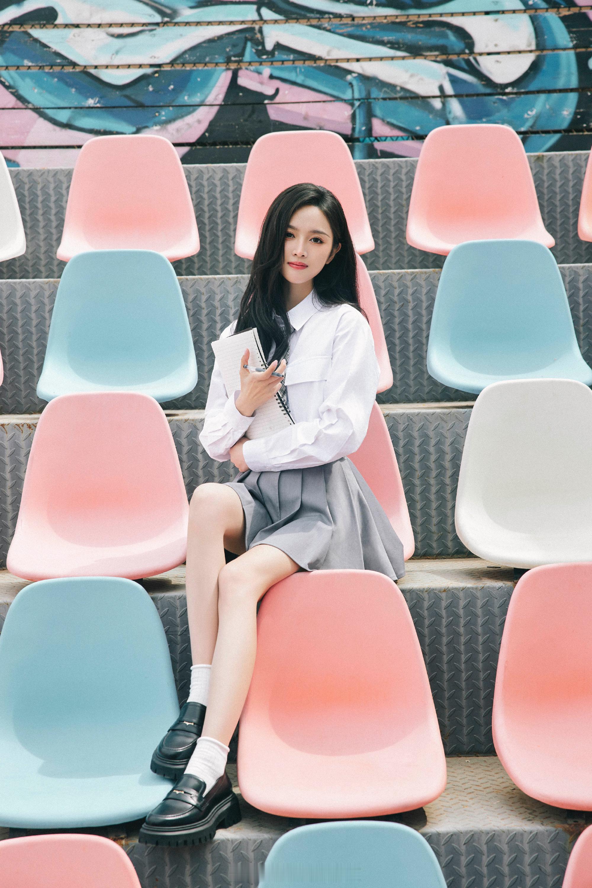 吴宣仪校园风穿搭