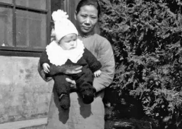 1938年，一名外国婴儿在天津的一家医院出生，可他的父母急于坐船回国，没留下任何