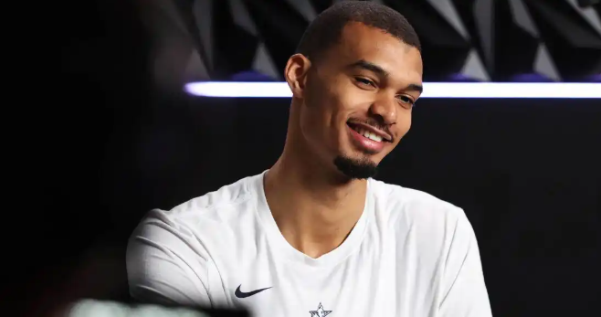 马刺一个最大的短板，四号位高度不足，文班不防约老师，约老师打2米的尚帕尼，手拿把