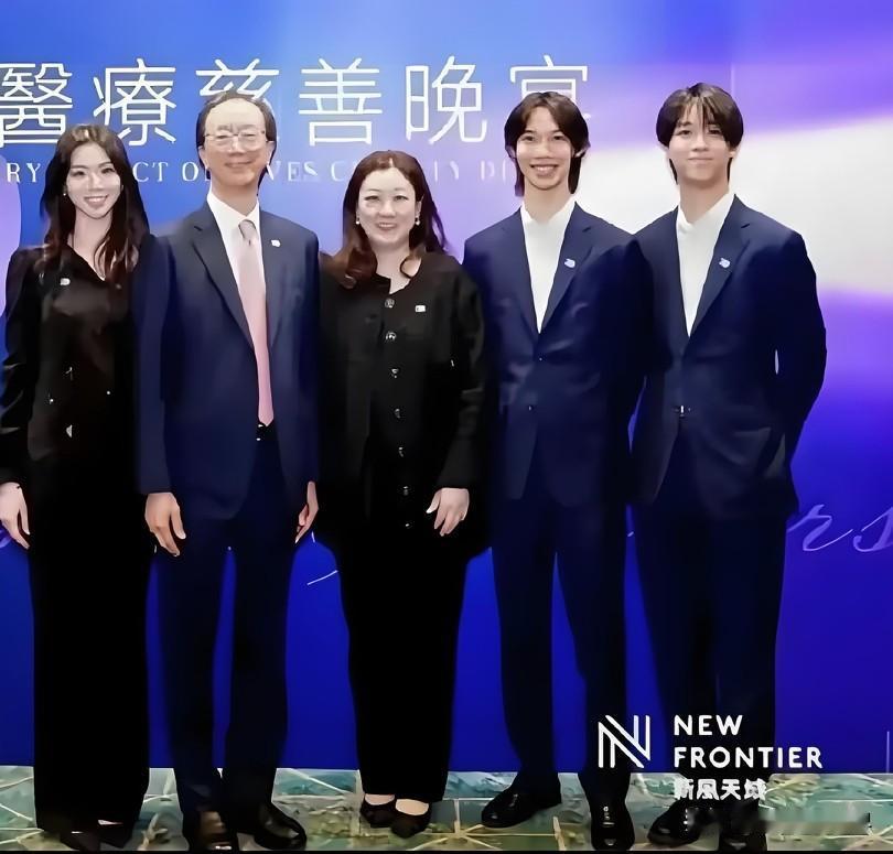 伏明霞最新全家福，老公仍是精瘦干练，三个孩子都已长大成人，都随了父亲的瘦，又遗传