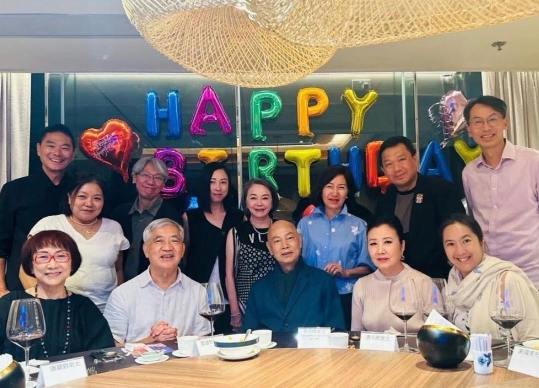 汪明荃78岁生日，老公罗家英邀请好友为她庆生，同吃寿桃，齐唱生日歌，画面温馨。