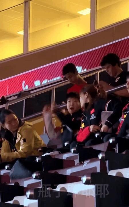 莎莎来看女双比赛了！今天晚上国乒三场比赛，莎莎比完之后，是王楚钦，然后是女双比