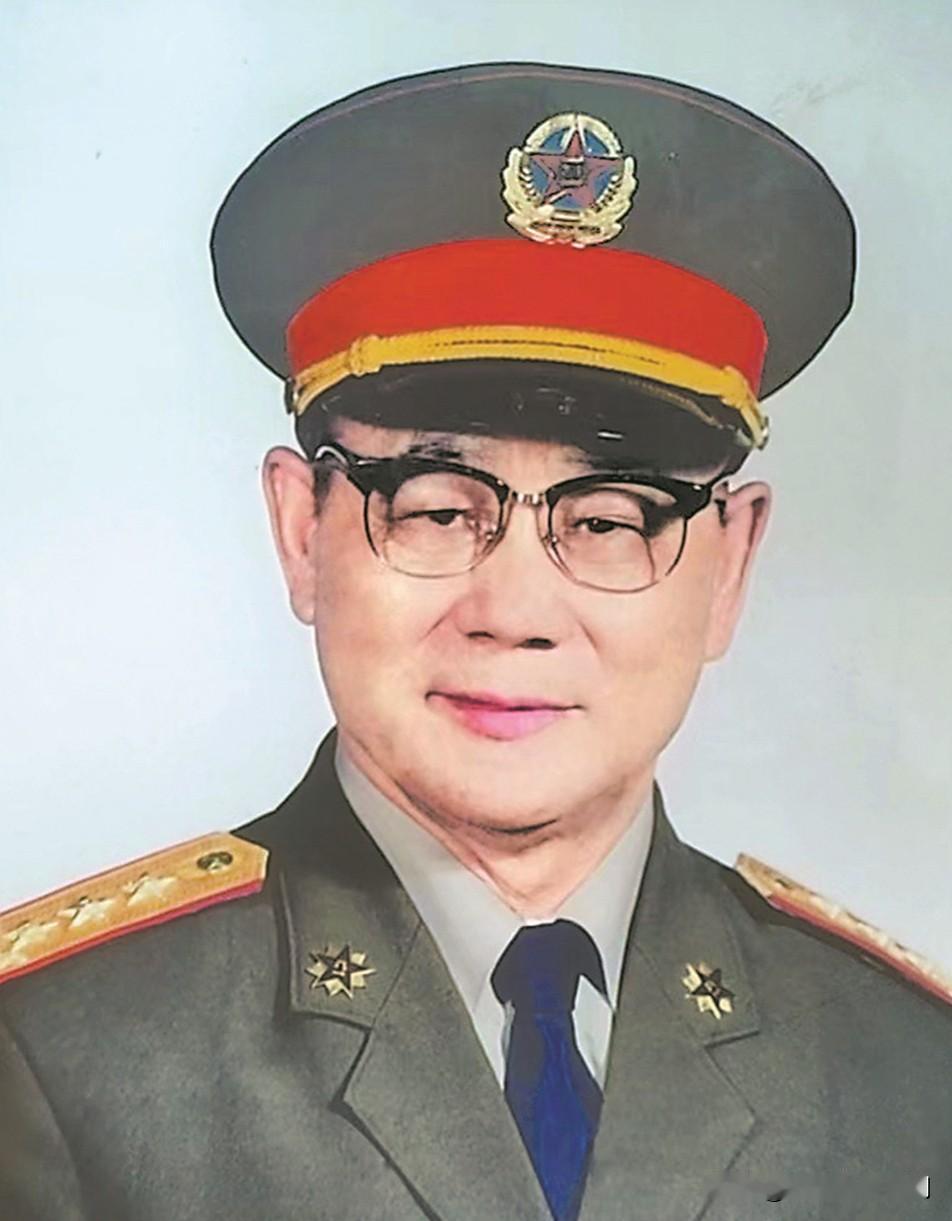 他是1994年晋升上将军衔。16岁参军，20岁任空军中队长，赴朝鲜参加空战。50