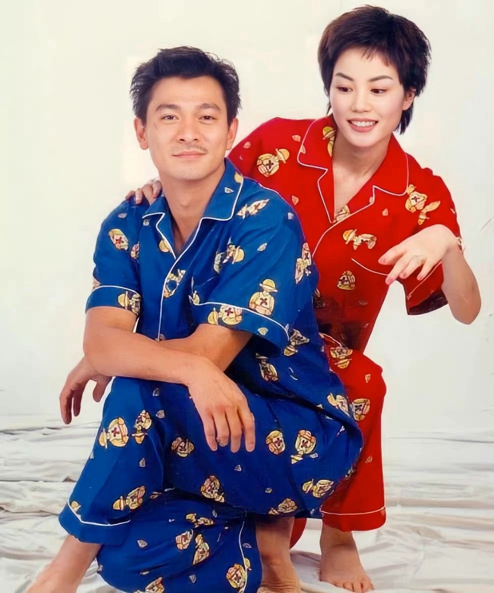 1996年刘德华、王菲合作拍摄的睡衣广告写真，要来他俩这么早就认识啊​