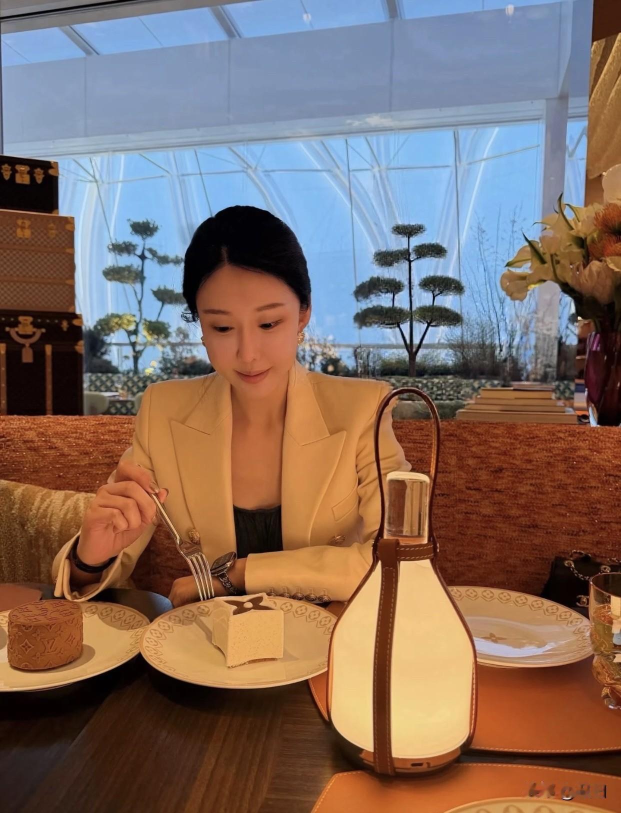 体态也相当重要。走路抬头挺胸，坐姿端正，会给人自信的感觉。日常可以练练瑜伽，不仅