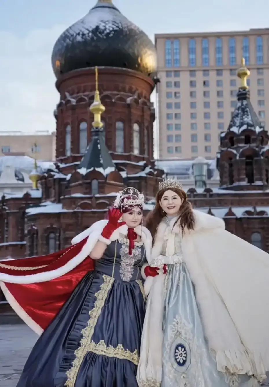 66岁胡慧中胖到认不出哈尔滨零下20℃，她裹着军大衣排队买糖葫芦，女儿拿手