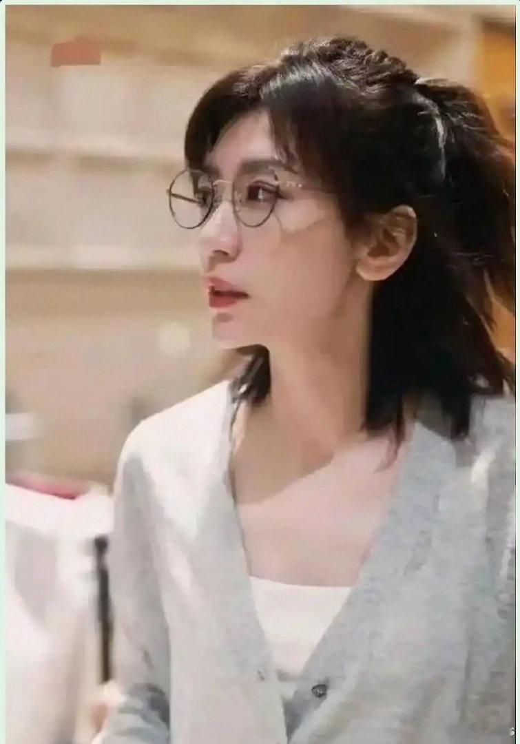 51岁的贾静雯瘦了20斤，穿了骑行裤外面还加了短裤。大家都在好奇她是怎么搭配的。