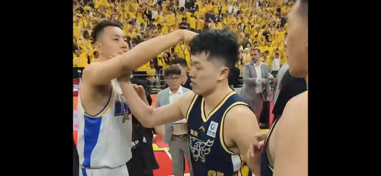 被绝杀还会去对方庆祝阵营的，好像只有翟晓川一个人了吧？昨晚广东绝杀北京北汽，到底
