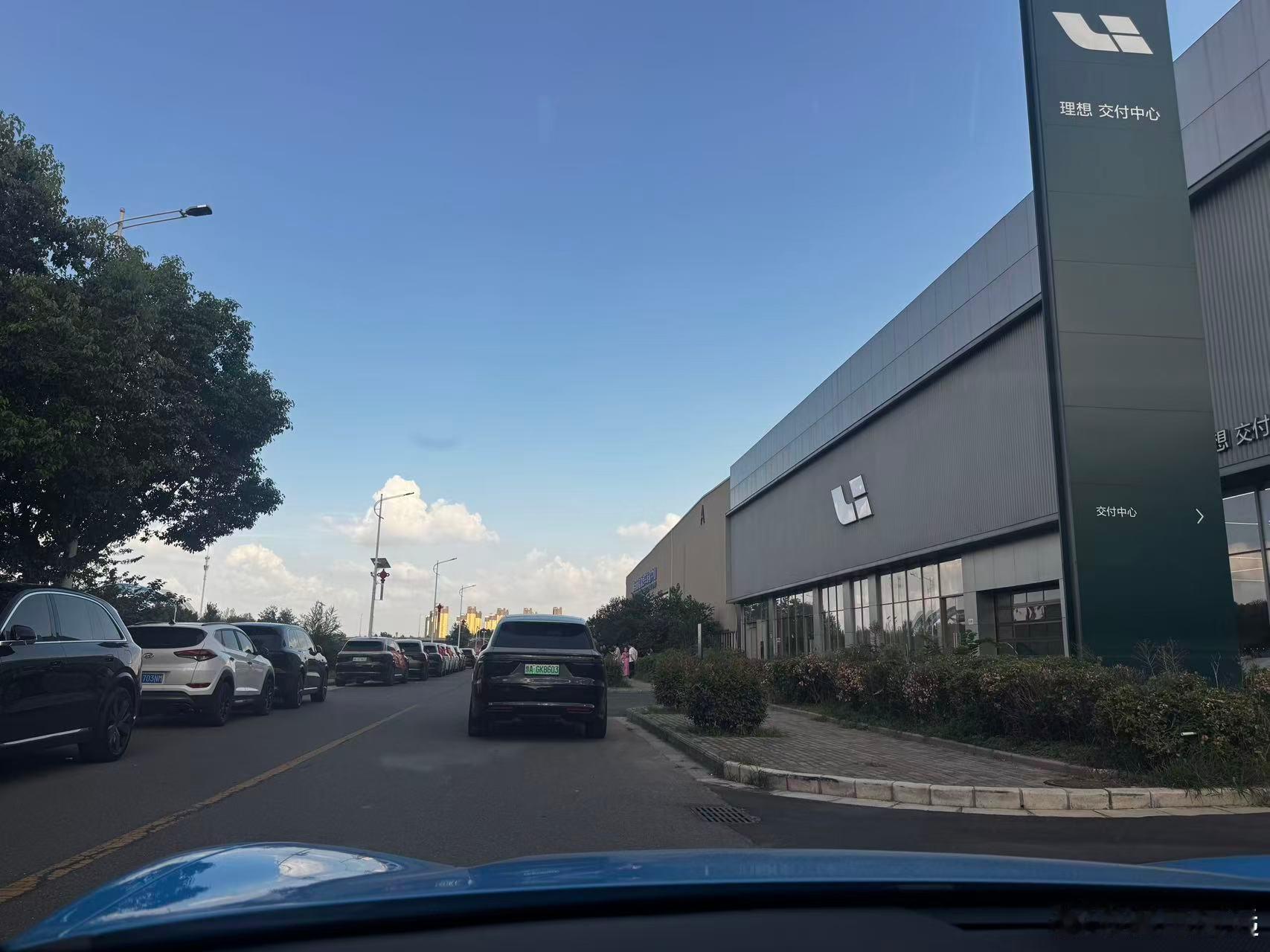 新能源汽车刷到很多理想车主因为降价维权原因是理想全新的L8和L9都官宣降