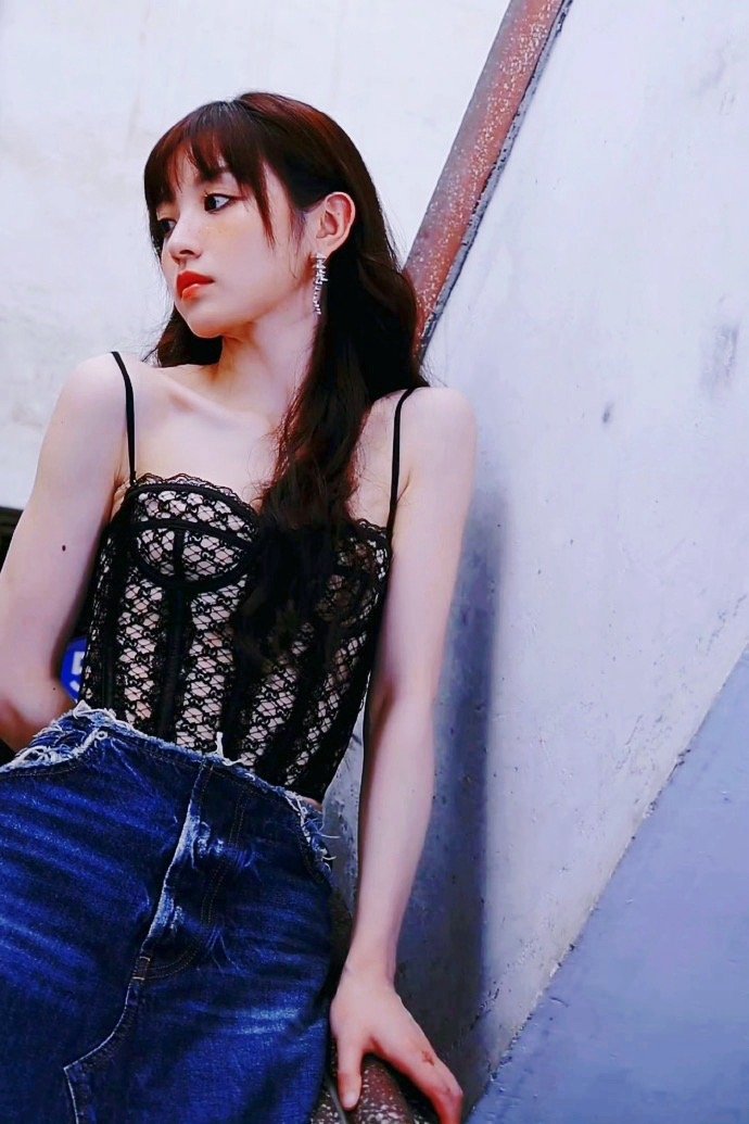 田曦薇身披ELLE黑色蕾丝吊带，宛若暗夜绽放的玫瑰。轻纱勾勒出曼妙曲线，蕾丝花