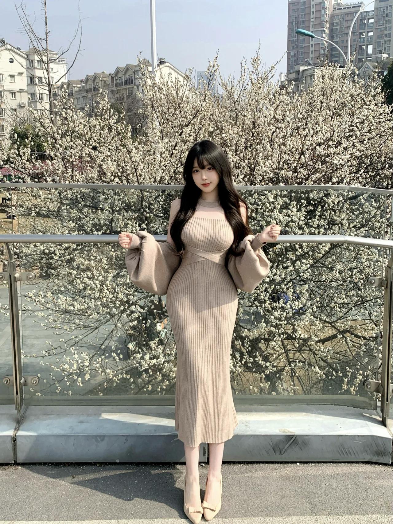 春日穿搭指南：米色连衣裙搭配白色高跟鞋，尽显优雅气质！🌸👗👠