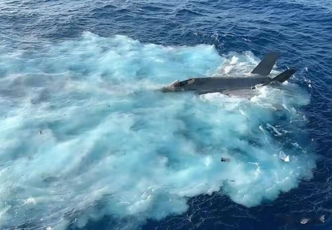 俄军军演立功，第18架F-35A又叒叕坠海了！1月16日，美空军一架F-35A在