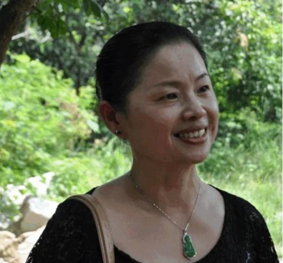 2002年，中国姑娘许世吟娥为了能够完成祖母的心愿，搭上了前往斯里兰卡的飞机。可