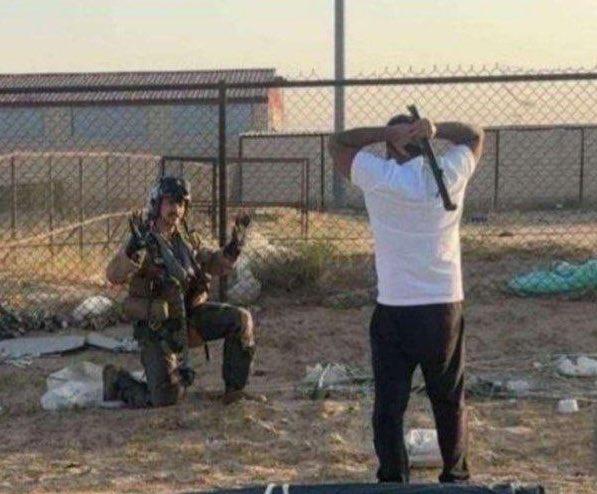 科威特老乡对美军飞行员好像也不太友好，除了手机拍摄外，拿木棍吓唬美军飞行员画面也