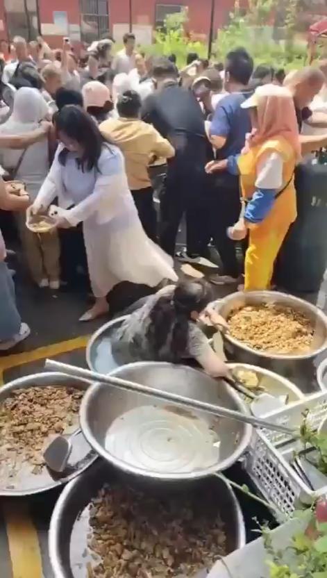 坐标：山西长治，时间：8月20日，当地网红“收车妹”女儿办结婚喜宴。来的这