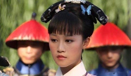 2010年，《甄嬛传》拍到一半，导演郑晓龙看着蓝盈莹的脸特别难受，犹豫再