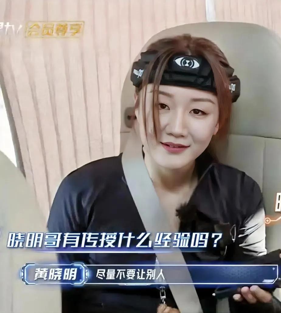 陈梦这装扮，很迷很不可思议[笑着哭]陈梦后面坐着的那个小姑娘，很漂亮很抢眼。[